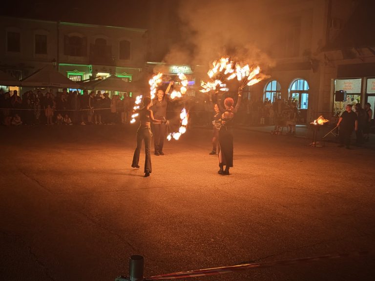 FOTO/VIDEO: Weekend cu Festivalul Luminii și Bazarul Micilor Antreprenori, la Mediaș