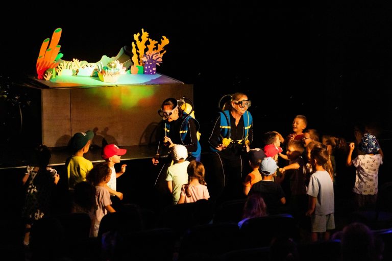 Colori: aventuri subacvatice și un ocean plin de culoare pe scena de la Gong