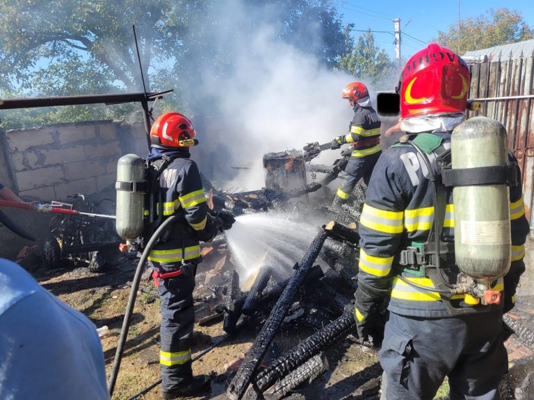 ULTIMA ORĂ/FOTO: Un ATV, o anexă și mai multe bunuri, distruse în urma unui incendiu
