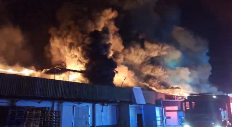 FOTO/VIDEO: Incendiu de proporții în București. Au fost emise mai multe mesaje RO-ALERT, aerul e irespirabil