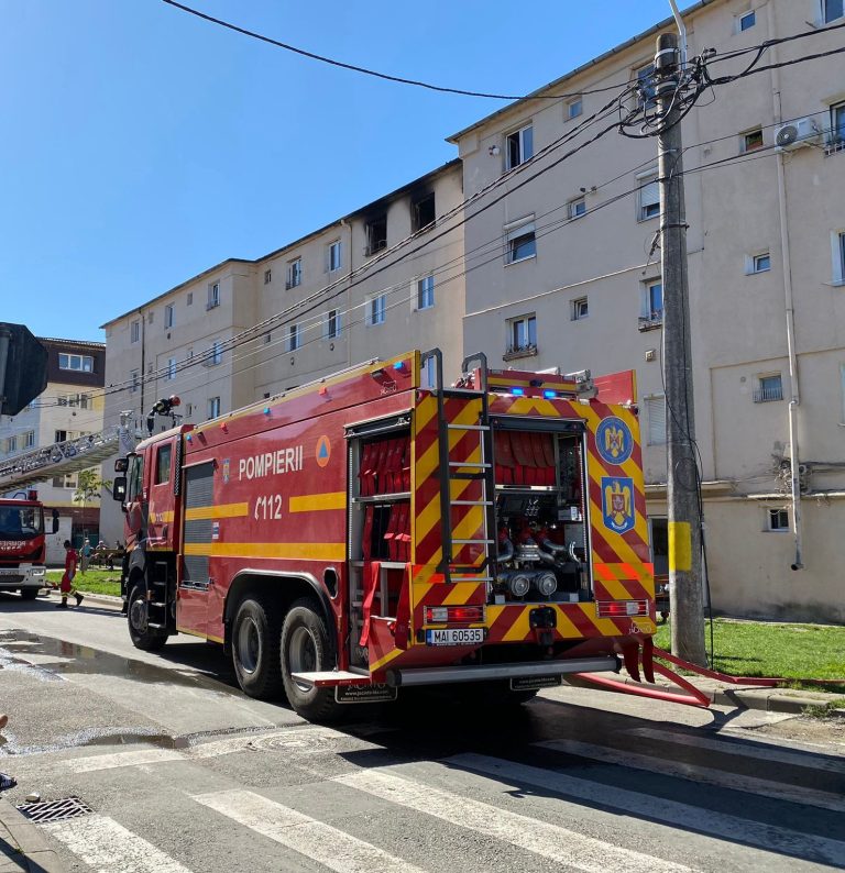 ULTIMA ORĂ/FOTO: 20 de persoane evacuate în urma unui incendiu într-un bloc