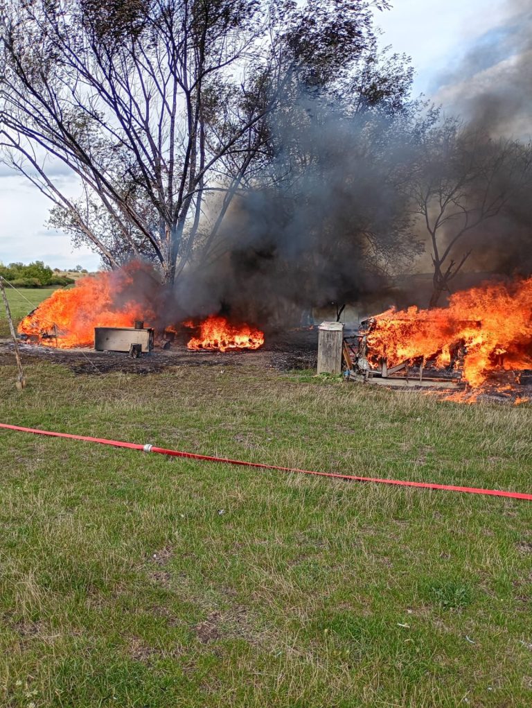 FOTO: O rulotă a ars ca o torță în urma unui incendiu
