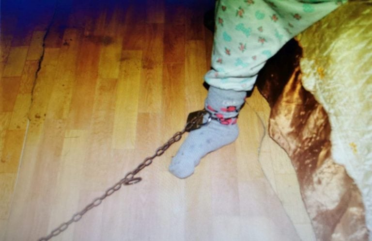 Un sibian și-a legat copilul de 10 ani în casă cu un lanț prins de masă