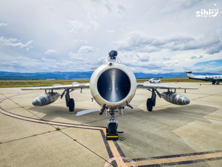FOTO: Un MIG 15 a aterizat pe Aeroportul Internațional Sibiu
