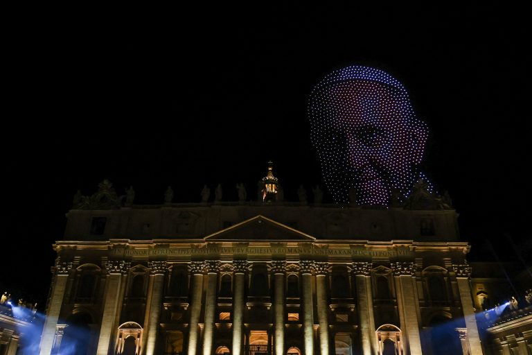 FOTO/VIDEO: Omagiu emoționant. 3.500 de drone au format imaginea Papei Francisc