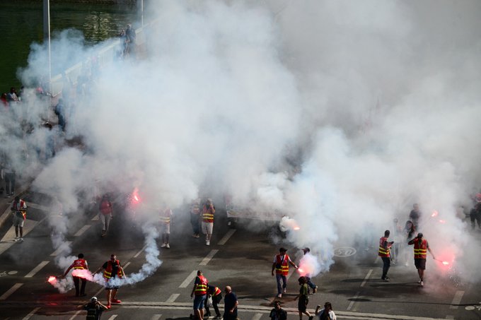 FOTO/VIDEO: Proteste violente în Franța. Participă sute de mii de oameni