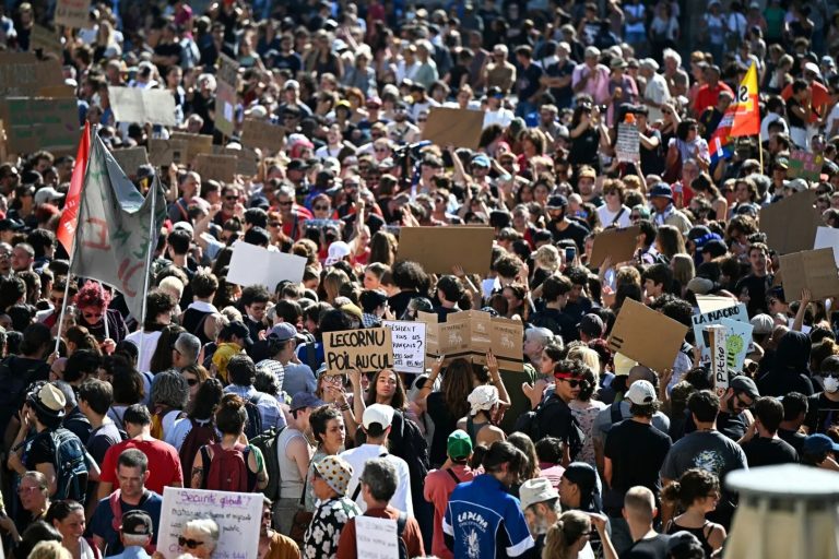 ULTIMA ORĂ/FOTO: Haos și proteste violente în Franța după demiterea Guvernului