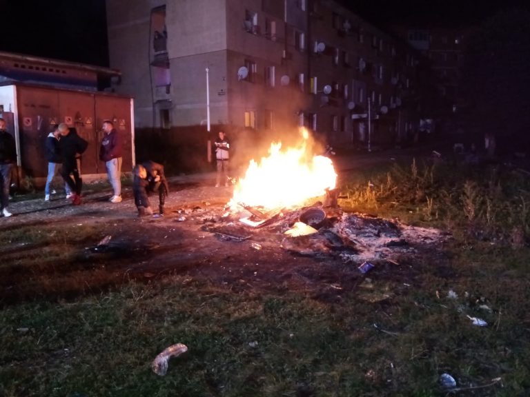 FOTO/VIDEO: Scandal pe strada Tineretului din Mediaș. Unii locuitori și-au incendiat obiectele de mobilier