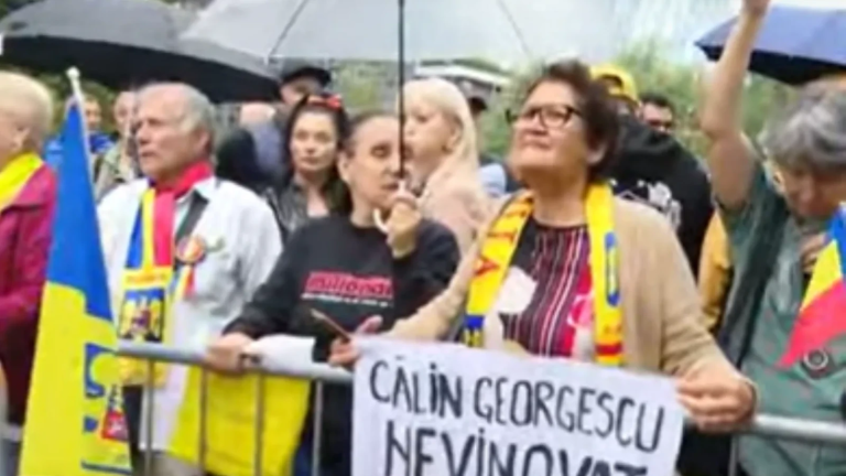 ULTIMA ORĂ/VIDEO: Scandal între susținătorii lui Călin Georgescu și jandarmi. Mai multe persoane, „extrase” de jandarmi