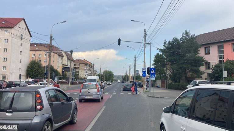Semafor la o trecere de pietoni de pe strada Ștefan cel Mare din Sibiu