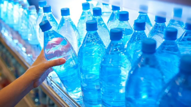 Vom plăti cel mult 3 lei pentru apa cumpărată din aeroporturi, gări sau benzinării. Proiect depus în Parlament