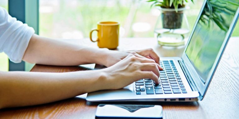 Unii părinți vor beneficia de 8 zile/lună de telemuncă. În ce condiții se vor acorda