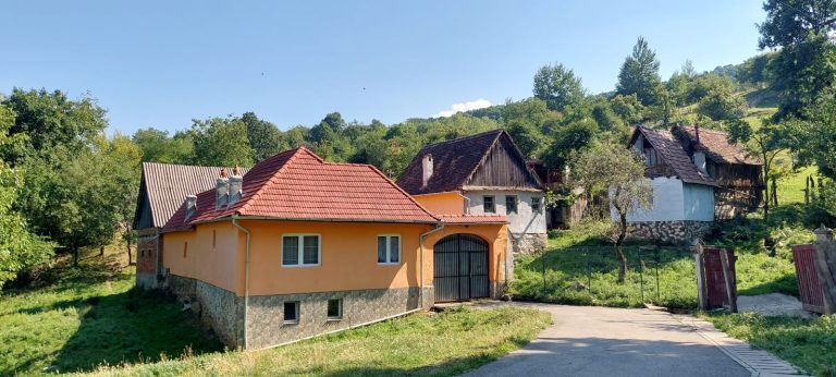 De la Prislop la Trăinei. Sau de la satul făuritorilor de mături, la cel ce a fost odată cireșar