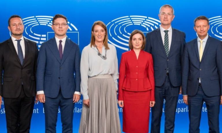 FOTO: Doi europarlamentari sibieni, alături de Maia Sandu în Parlamentul European