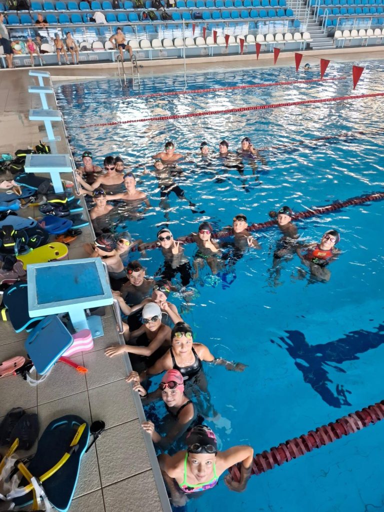 Odiseea micilor înotători din Sibiu: Naveta spre performanță, într-un oraș fără bazin olimpic