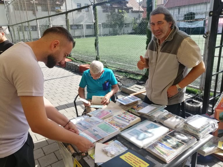 Târgul colecționarilor de vechituri, reorganizat după ani de zile, la Sibiu. Ce mai achiziționează nostalgicii