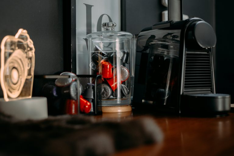 Aparatul de cafea cu capsule: povestea modernă a dimineților fără griji