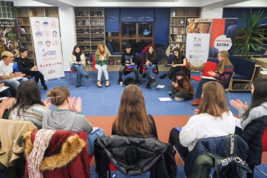 „Semn că Însemni”. Ateliere pentru adolescenți și părinți