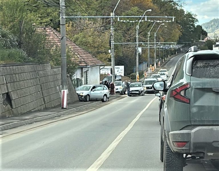 ULTIMA ORĂ/FOTO: Doi răniți într-un accident rutier în Mediaș