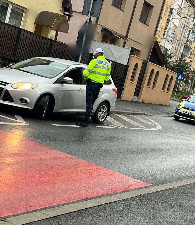 FOTO: Acțiune-surpriză a polițiștilor în apropierea unei școli din Sibiu. Ce au descoperit