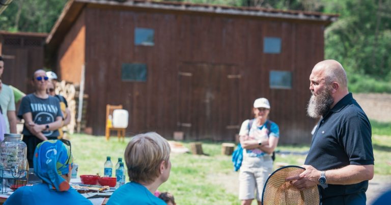 „Brânzeturi dumnezeiești.” Drumeție pe Via Transilvanica, până la ferma părintelui din Agârbiciu