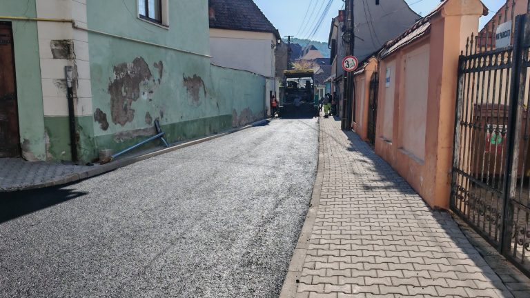 FOTO/VIDEO: Se asfaltează strada Mihail Kogălniceanu din Mediaș