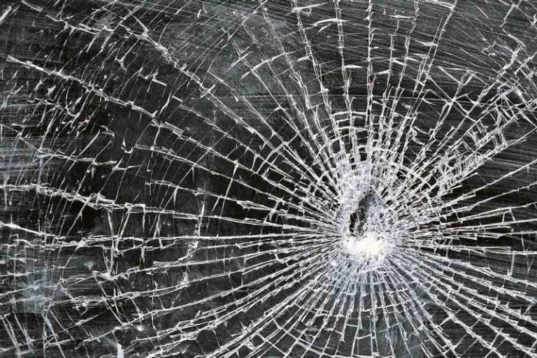 Primăria din Poiana Sibiului, atacată cu pietre