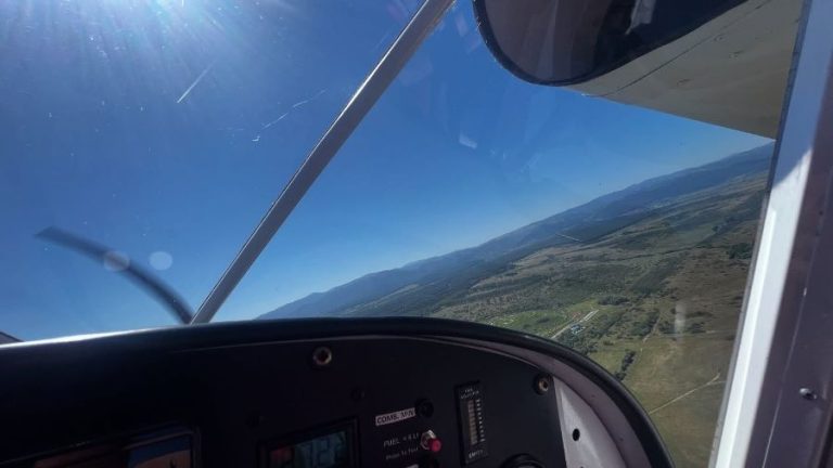 VIDEO. Când avionul își „turează mușchii” deasupra casei tale. Instituțiile statului sar cu parașuta indiferenței