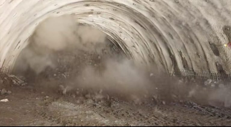 FOTO/VIDEO: A început dinamitarea zonelor pentru construcția tunelului Robești de pe Autostrada Sibiu-Pitești