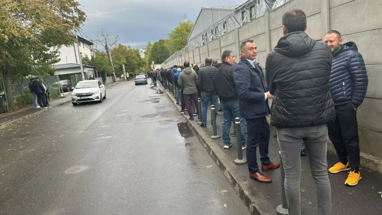 FOTO: Cozi imense la unitățile militare pentru un exercițiu de amploare. Cine nu vine riscă amendă de 4.000 de lei