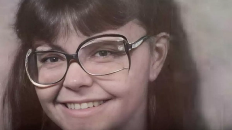 Asistenta medicală care a stat moartă în apartament zeci de ani și nimeni nu a știut. Câte persoane trăiesc și mor așa în ziua de azi?