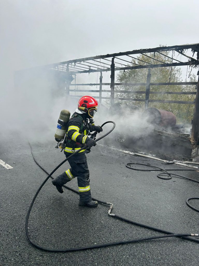 ULTIMA ORĂ/FOTO: Remorca unui autocamion distrusă de flăcări aproape de breteaua spre aeroport