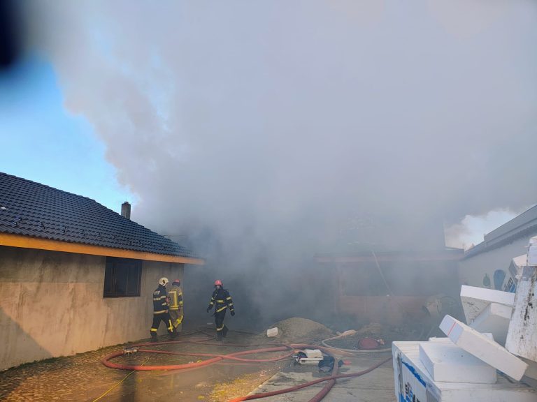 ULTIMA ORĂ/FOTO: Șură distrusă în urma unui incendiu. O casă a fost afectată de foc