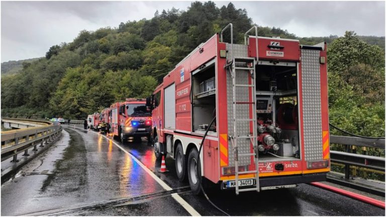 ULTIMA ORĂ: Incendiu pe Valea Oltului. Traficul se desfășoară dirijat