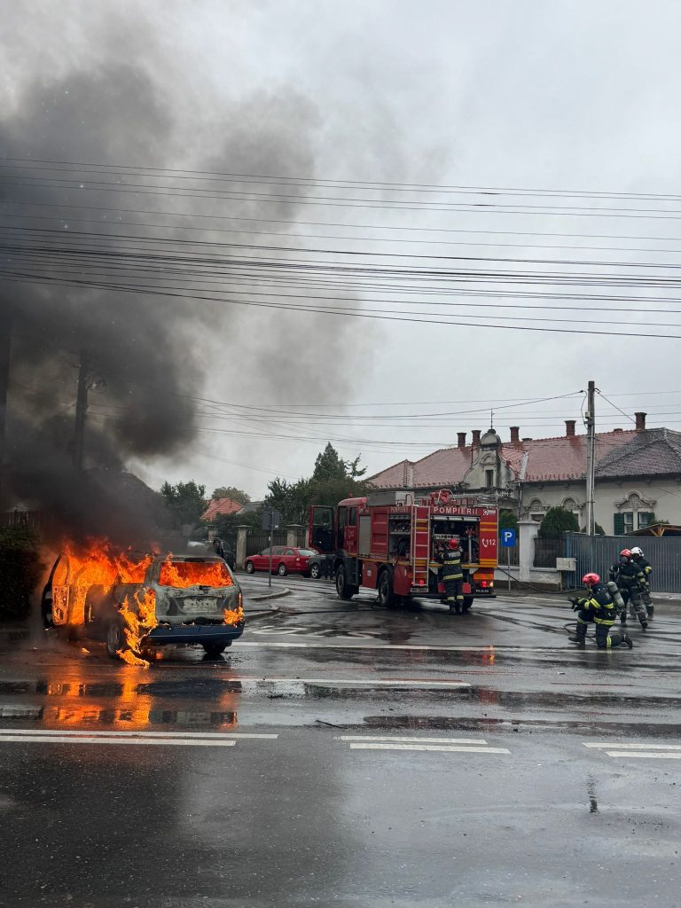 FOTO: Incendiu dramatic în Sibiu. Autoturism cuprins în totalitate de flăcări în Sibiu