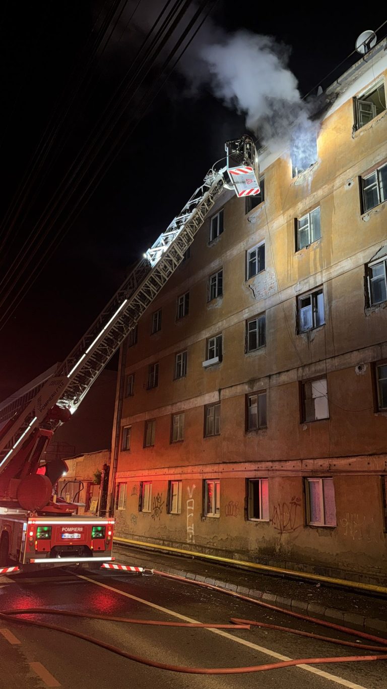 FOTO/VIDEO: Incendiu la etajul 4 al unei clădiri din Sibiu
