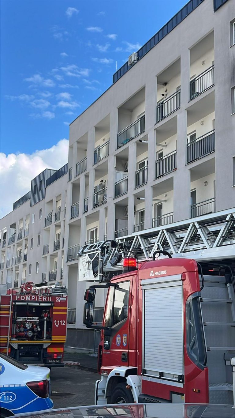 ULTIMA ORĂ/FOTO: 40 de persoane evacuate după ce un apartament a fost inundat cu fum în Sibiu