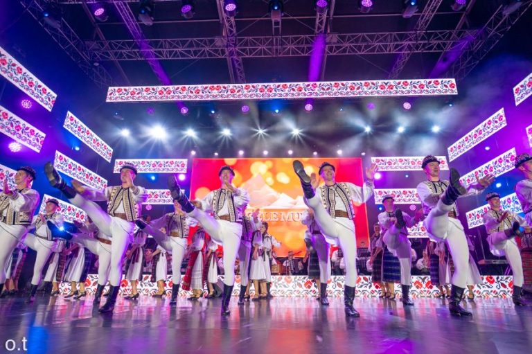 Junii Sibiului, invitați speciali la Festivalul „Tradiții la români”. Spectacolul va fi transmis în direct