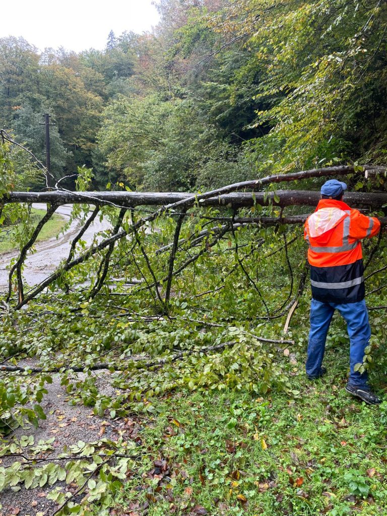 Plombări pe mai multe drumuri județene din județul Sibiu. Unde intervin drumarii