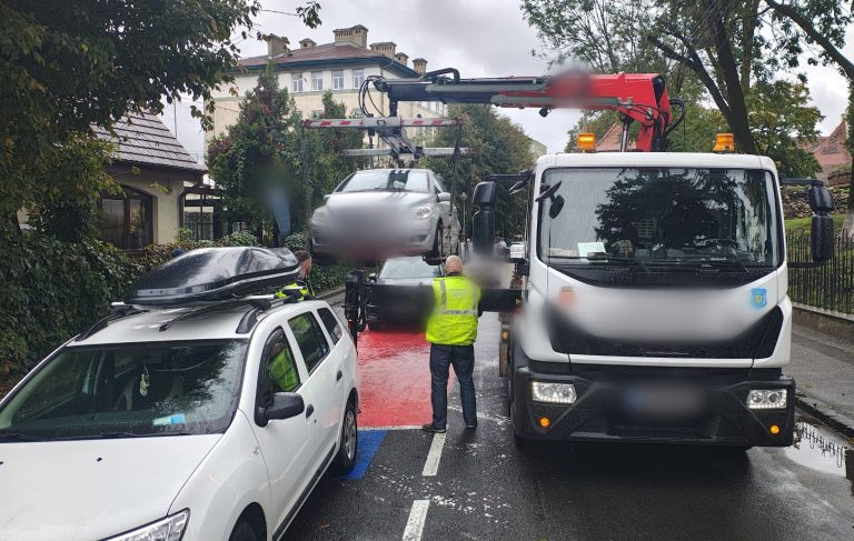 FOTO: Mașină ridicată din zona unei școli din Sibiu