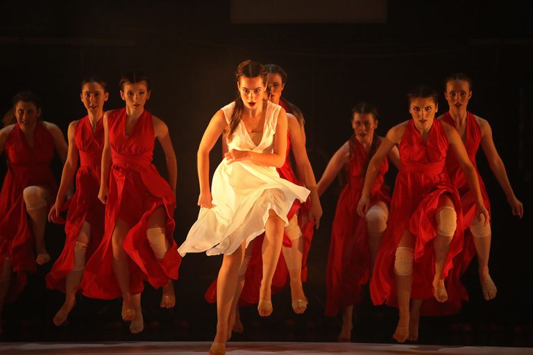 Ritual și Mere Roșii – dansul vinovăției și al eliberării