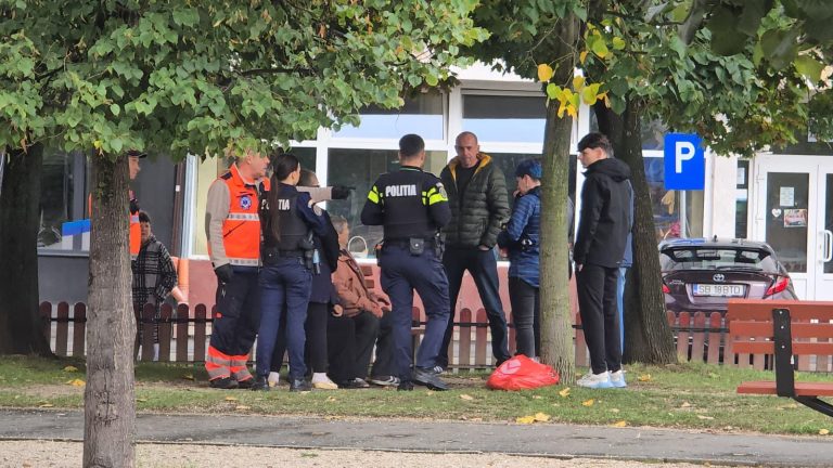 FOTO/VIDEO: Sibian încătușat în Ștrand. A devenit violent cu angajații de la Ambulanță. Momentul în care este imobilizat de polițiști