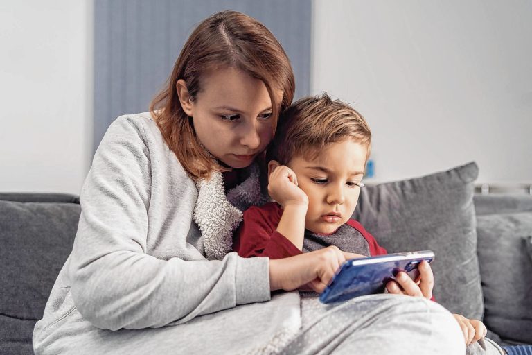 Pericolele majore la care sunt expuși copiii dincolo de ecran. Mai mult de jumătate dintre mame sunt triste