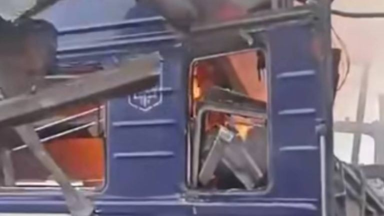 FOTO/VIDEO: O dronă rusească a lovit un tren de pasageri în Ucraina. Momentul impactului