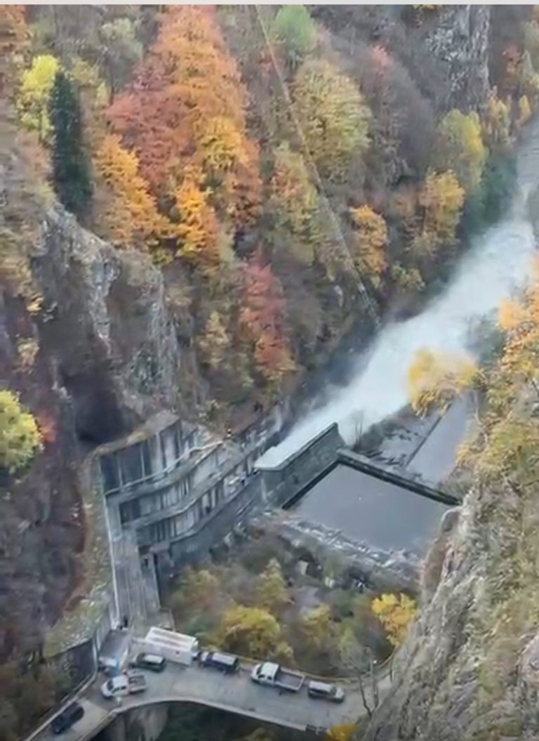 ULTIMA ORĂ/FOTO: Deversare uriașă a apei din lacul Vidraru. S-a emis mesaj RO-ALERT