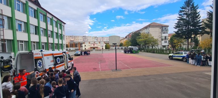 Entuziasm și curiozitate din partea elevilor din cadrul Liceului Teoretic „Constantin Noica” Sibiu în campania „Călătorește în siguranță oriunde ai fi”