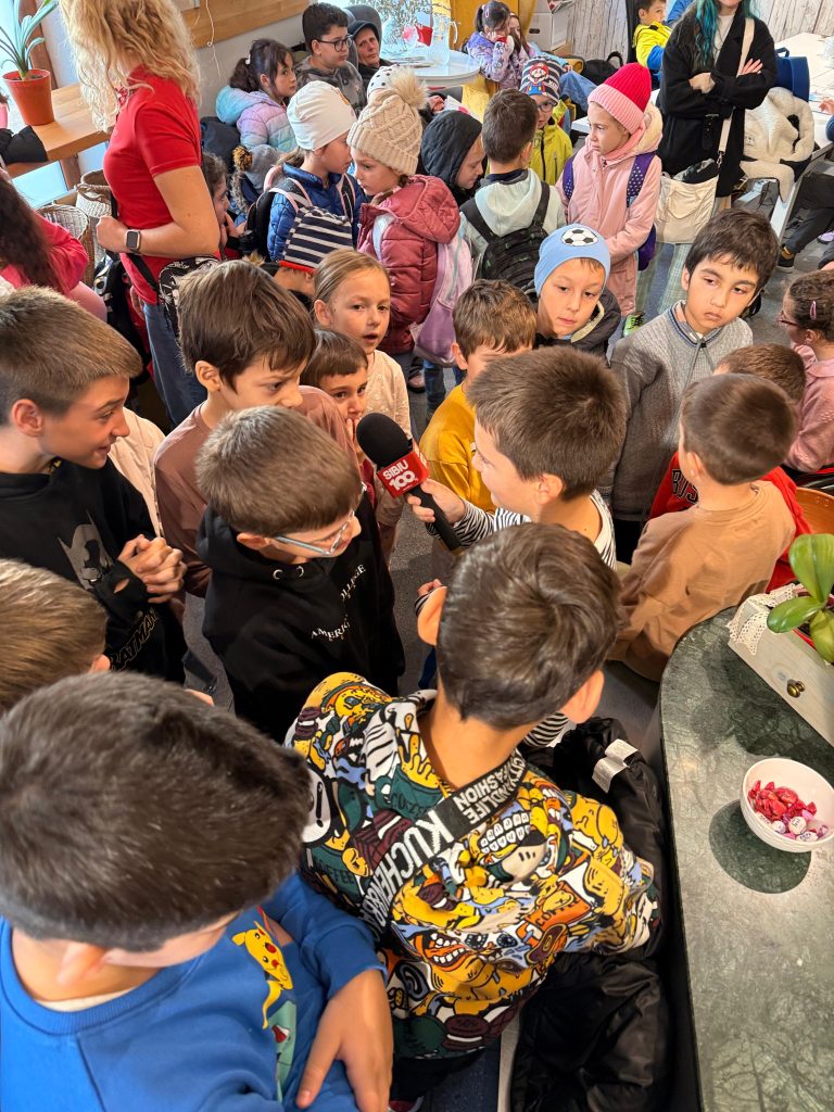 Reporteri „de teren” la Sibiu 100%. Micii elevi, în Săptămâna Altfel, au schimbat clasa cu redacția