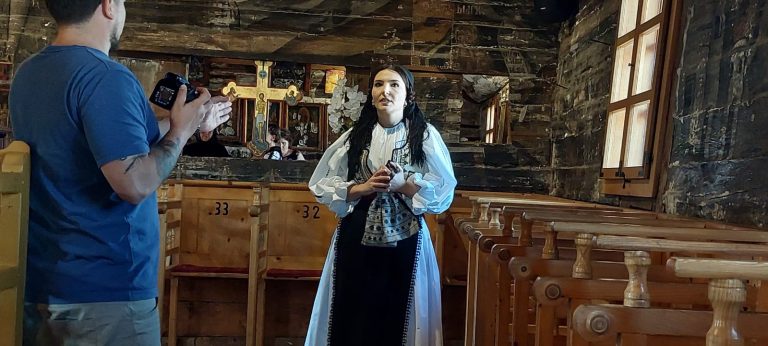 Gabriela Tuță „deplânge” clopotele poienarilor printr-un cântec