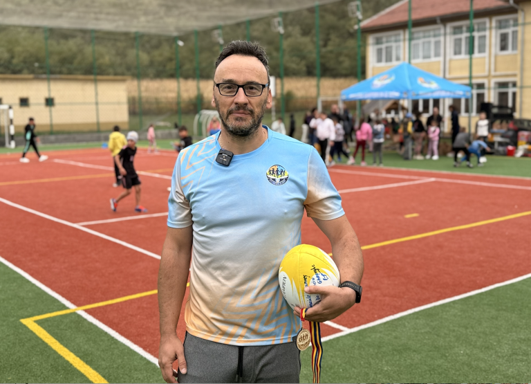 Omul care aduce bucuria în satele Sibiului: Claudiu Niculciuc și „Caravana Campionilor de Mâine”