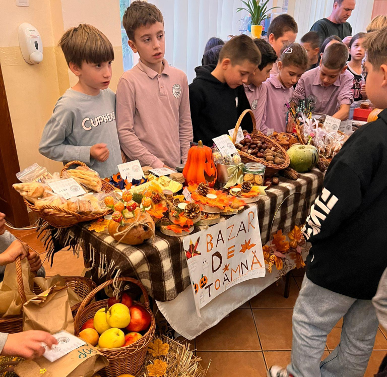 Bazar. Aroma toamnei reunește comunitatea la Școala Gimnazială „Regina Maria”